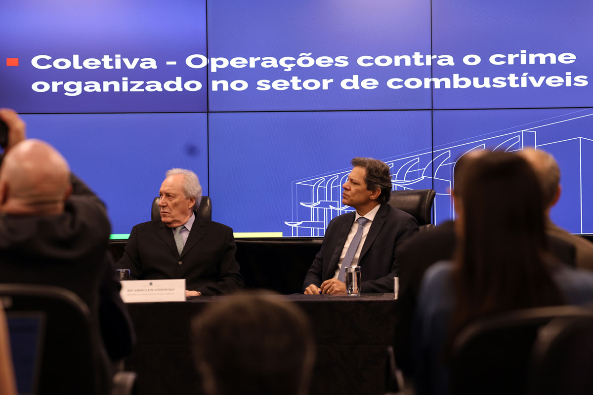 Os ministros da Justiça e Segurança Pública, Ricardo Lewandowski, e da Fazenda, Fernando Haddad, durante entrevista coletiva para detalhar duas operações da Polícia Federal para combater a atuação do crime organizado no setor de combustíveis. Foto: José Cruz/Agência Brasil