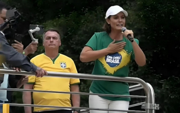 Foto: Bolsonaro e Michelle em comício - Reprodução TV