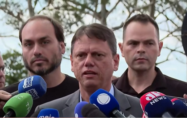 Tarcísio em entrevista coletiva de imprensa na Papudinha vigiado por Carlos Bolsonaro | Foto: reprodução vídeo