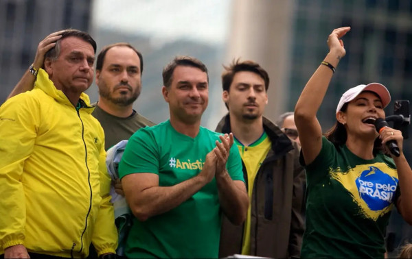 Jair Bolsonaro, Michele e filhos se espalham nas eleições pelo país | Foto: divulgação