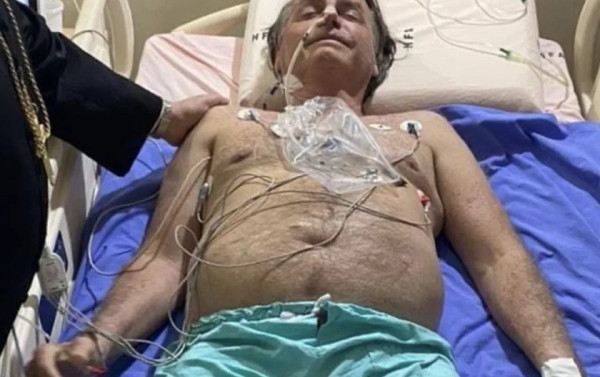 Problemas de saúde atuais são consequência da facada de 2018, diz a família Bolsonaro. Ele já postou fotos diversas vezes em cama de Hospital | Foto: Reprodução redes sociais