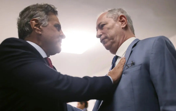 Aécio Neves com Ciro Gomes | Foto: Alex-loyola-psdb