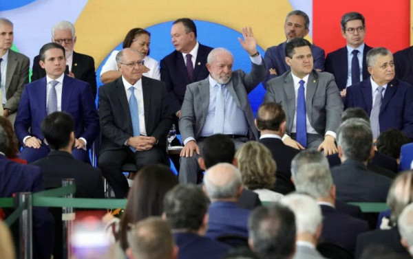 Lula, Hugo Motta, Alcolumbre e Geraldo Alckmin na posse de José Guimarães como ministro | Foto: Agência Brasil