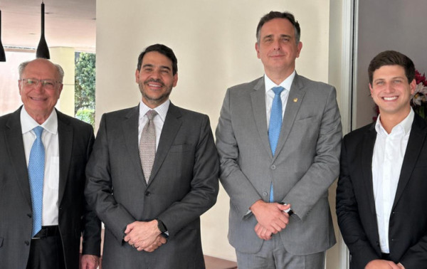Senador Rodrigo Pacheco (PSB-MG) e advogado-geral da União, Jorge Messias, ladeados pelo presidente do PSB, João Campos, e pelo vice-presidente da República, Geraldo Alckmin | Foto: Divulgação PSB