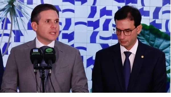 Hugo Motta e Leo Prates tentarão incluir compensações aos empresários para a adoção da escala de trabalho 6x1 | Foto: Marina Ramos - Câmara dos Deputados